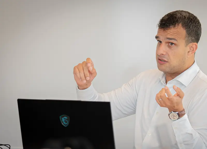 Adam Krings anime une formation devant un tableau, à l'Université Mohammed VI Polytechnique