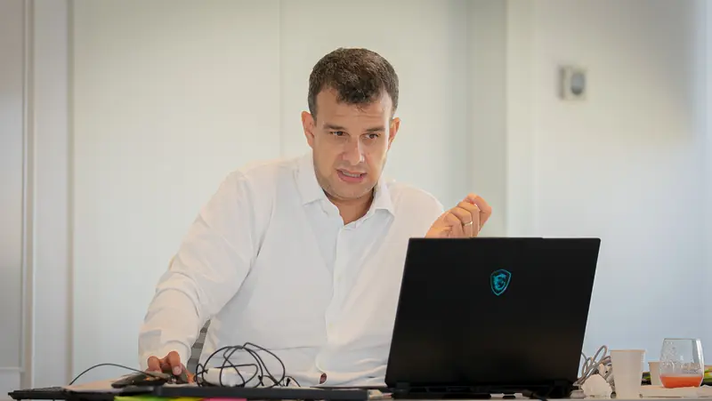 Adam Krings au poste informatique pendant une formation à l'UM6P