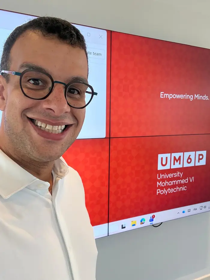 Adam Krings devant l'entrée de l'Université Mohammed VI Polytechnique